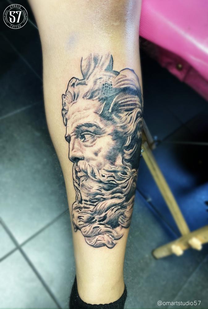 Zeus  tatuaje realizado por Omar Mendoza 