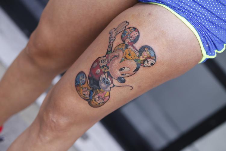 ▷ Tatuaje realizado en el estudio Old Gangsters Tattoo Shop, mickey mouse |  Tatuajes y más