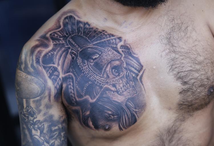 CALAVERA CON PENACHO  tatuaje realizado por Old Gangsters Tattoo Shop