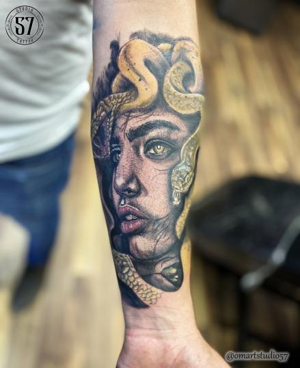 Medusa  tatuaje realizado por Omar Mendoza 