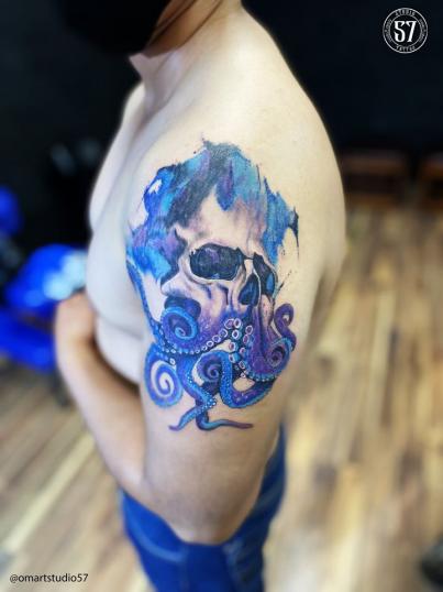 skull and octopus tatuaje realizado por Omar Mendoza 