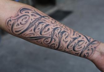 letras lettering  tatuaje realizado por Old Gangsters Tattoo Shop