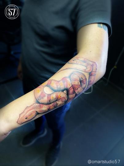 Serpiente  tatuaje realizado por Omar Mendoza 