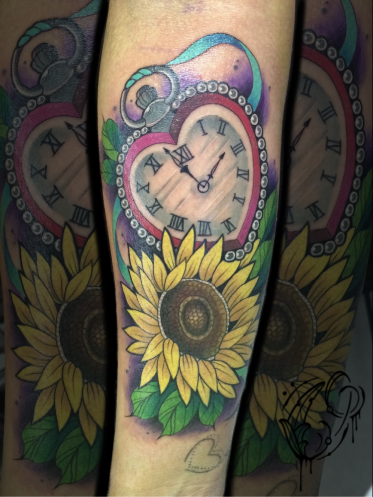 Reloj y Corazon  tatuaje realizado por Christian Garcia (Otto)