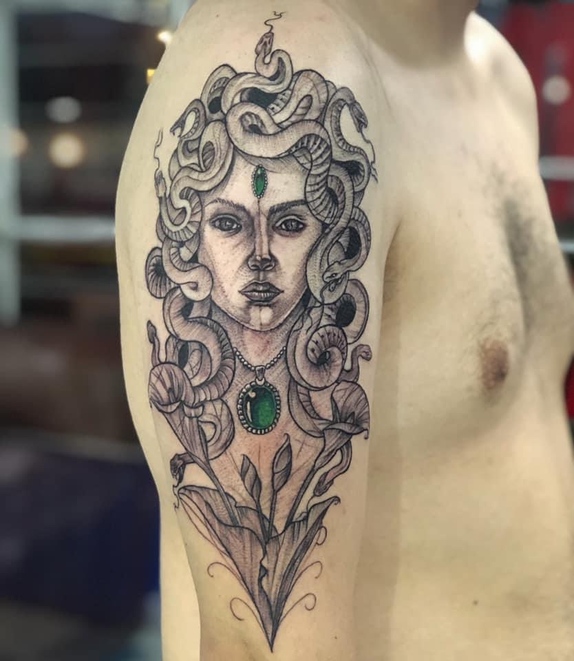 Medusa tatuaje realizado por Rene pacheco