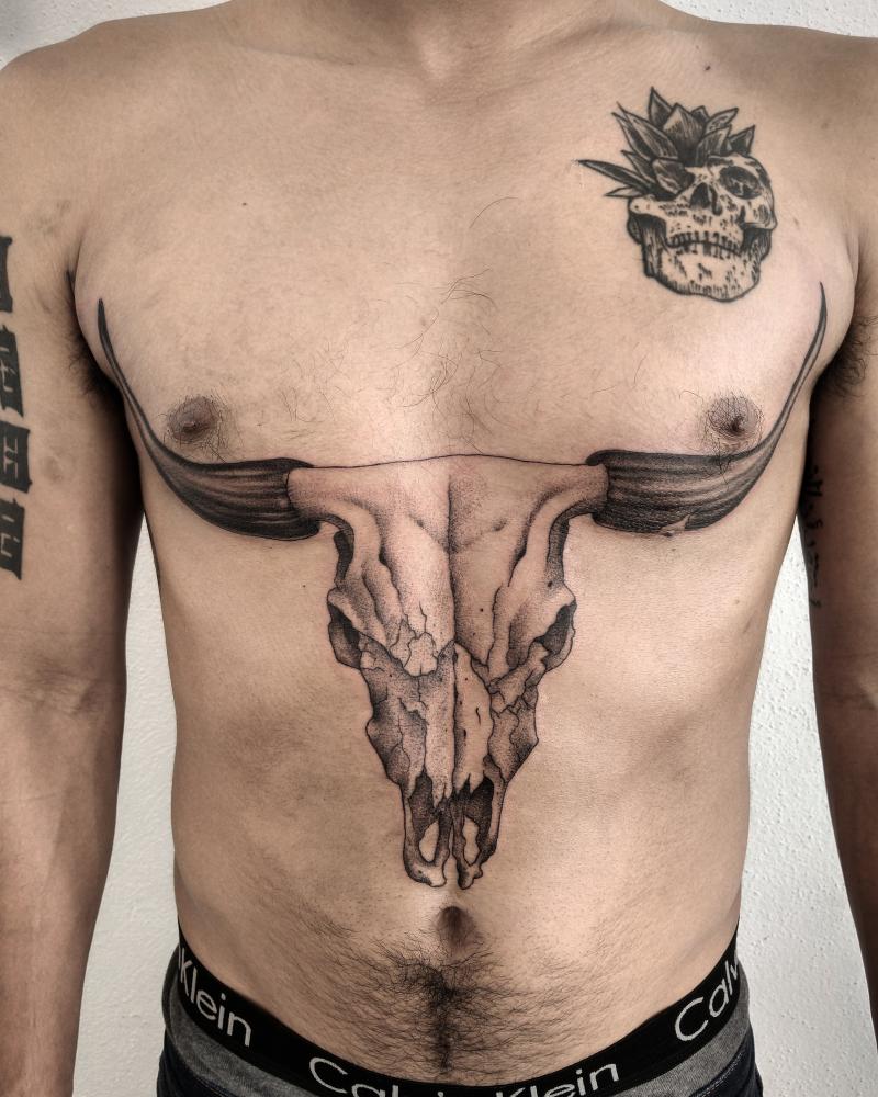 Craneo de toro tatuaje realizado por Luis Enrique Tattoo