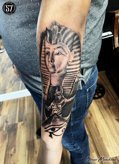 Tutankamón y Anubis  tatuaje realizado por Omar Mendoza 