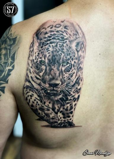 Leopardo  tatuaje realizado por Omar Mendoza 