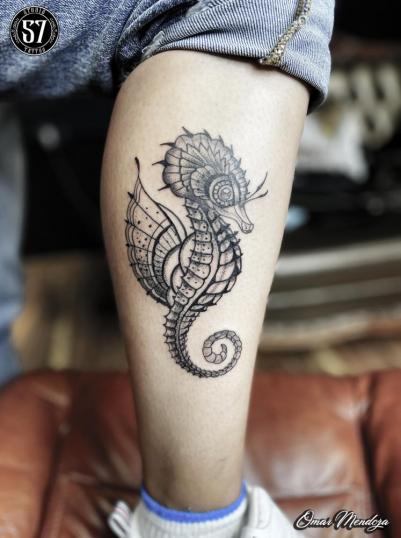 Caballito de mar  tatuaje realizado por Omar Mendoza 