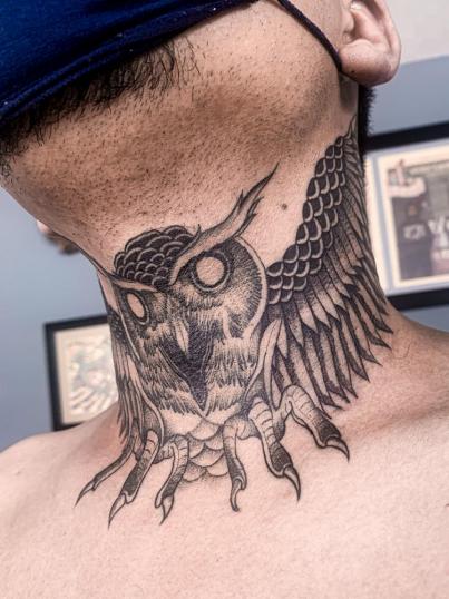 Búho  tatuaje realizado por Zac Ink Tattoo Shop