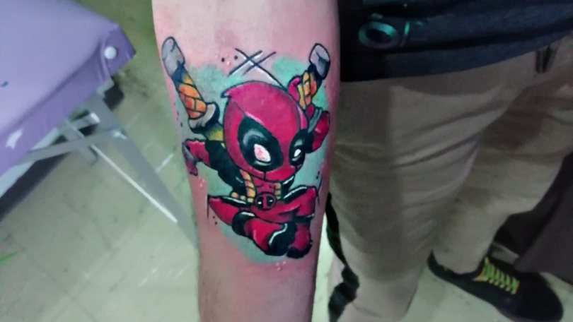 ▷ Tatuaje del artista Mexicano Yayi seo, Deadpool en brazo | Tatuajes y más