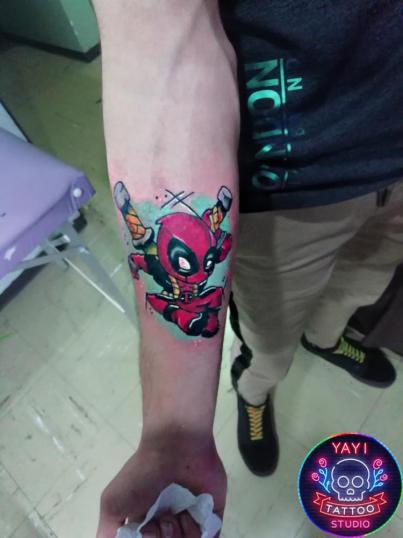 Deadpool en brazo tatuaje realizado por Yayi seo