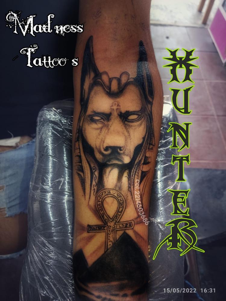 Anubis tatuaje realizado por Jair Rosique