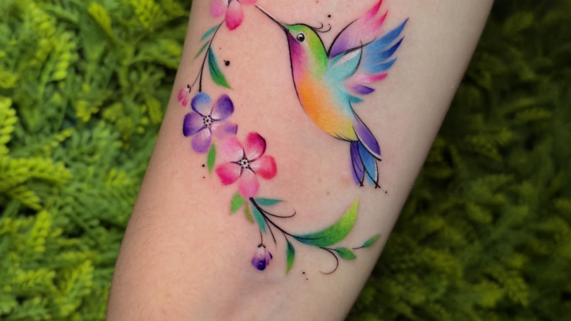 Tatuaje del artista Mexicano Mani Broowns, Colibrí con flores ...