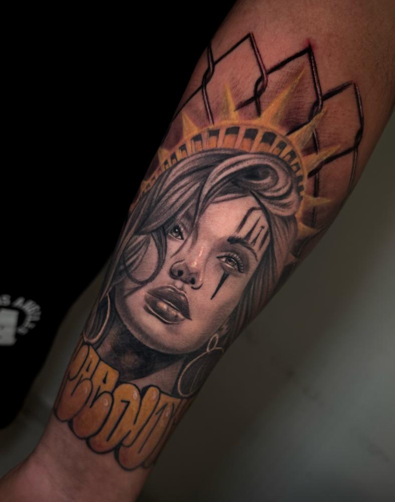 Fredoom  tatuaje realizado por Felipe Reyes