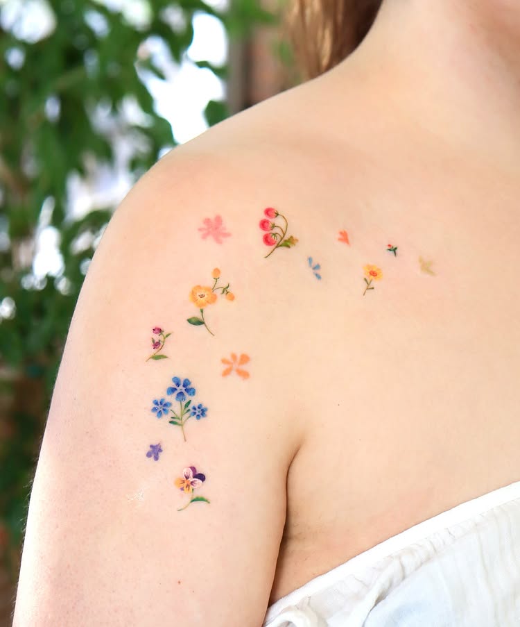 Una pequeña brisa llena de aroma floral tatuaje realizado por Ovenlee