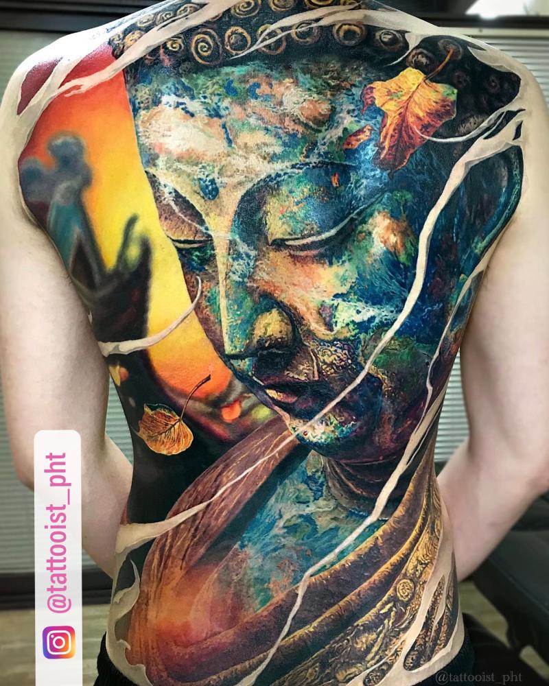 El Universo tatuaje realizado por Phạm Hoài Thu