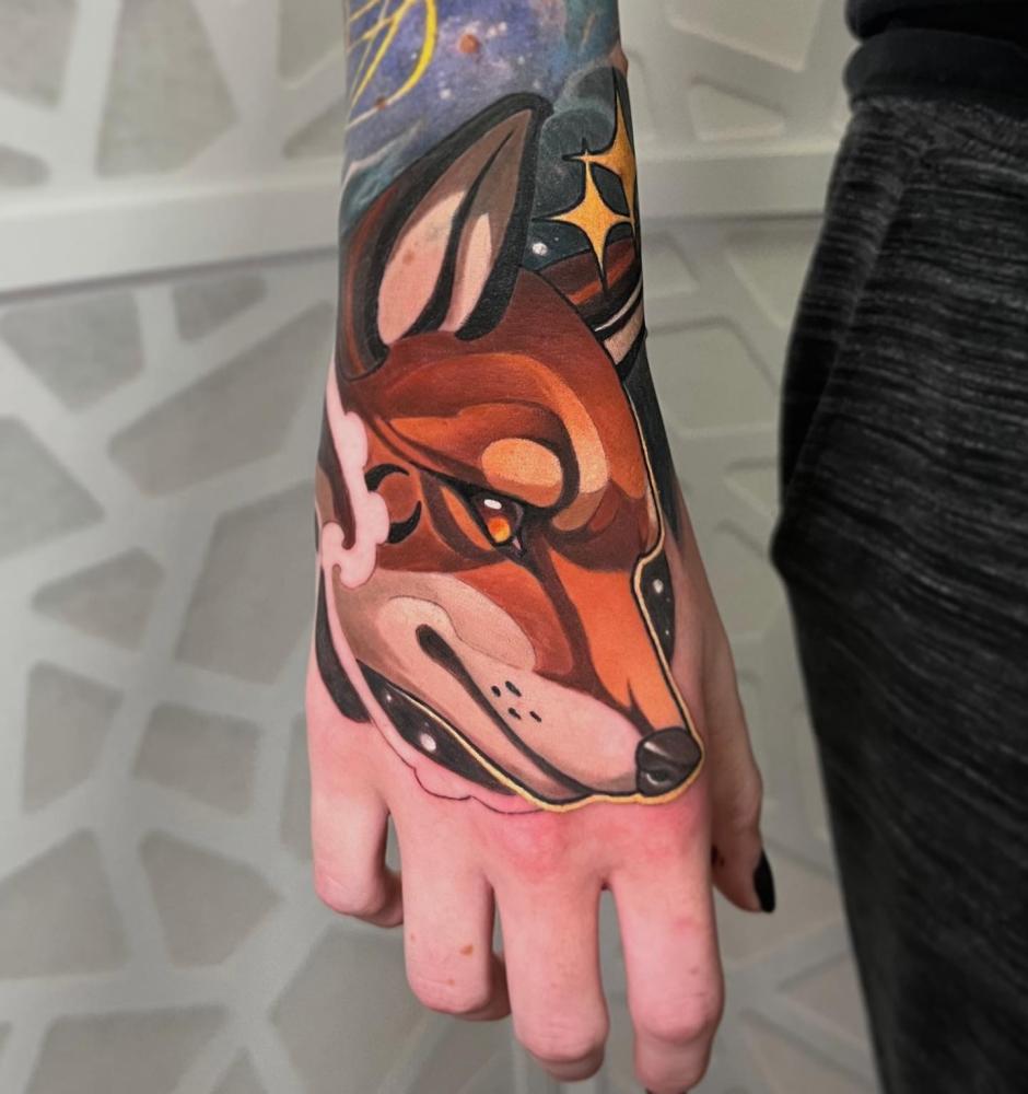 Zorro en la mano ilustrativo tatuaje realizado por Neeko Giffin