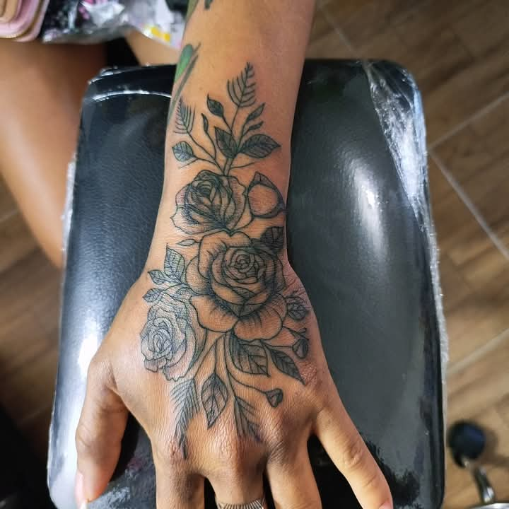 Flores en mano ♥️ tatuaje realizado por Estudio de tatuajes barb Dust Mérida 