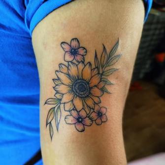 Flores  tatuaje realizado por Estudio de tatuajes barb Dust Mérida 