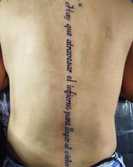 Letras en columna  tatuaje realizado por Estudio de tatuajes barb Dust Mérida 