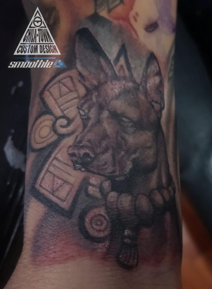 Xolo Mexica tatuaje realizado por Chilatown Custom Desing