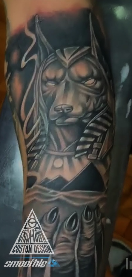 Dios Anubis tatuaje realizado por Chilatown Custom Desing