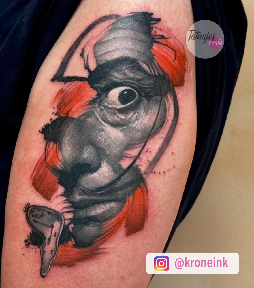Salvador Dalí en el brazo tatuaje realizado por Sarah Krone