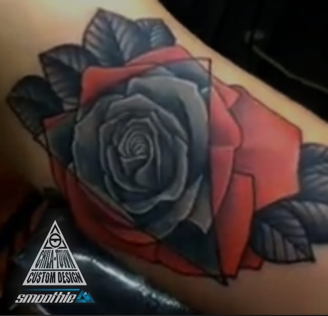 Rosa tatuaje realizado por Chilatown Custom Desing