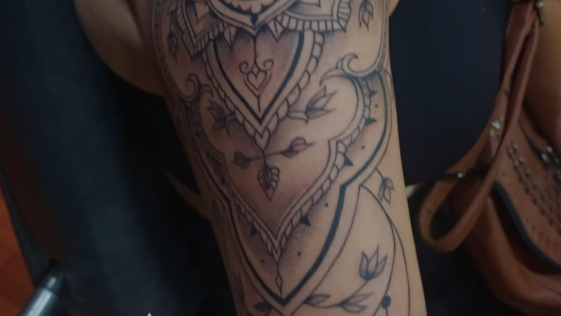 Tatuaje del artista Mexicano Chilatown Custom Desing, Mandala en hombro ...