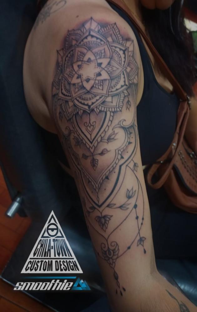 Mandala en hombro  tatuaje realizado por Chilatown Custom Desing