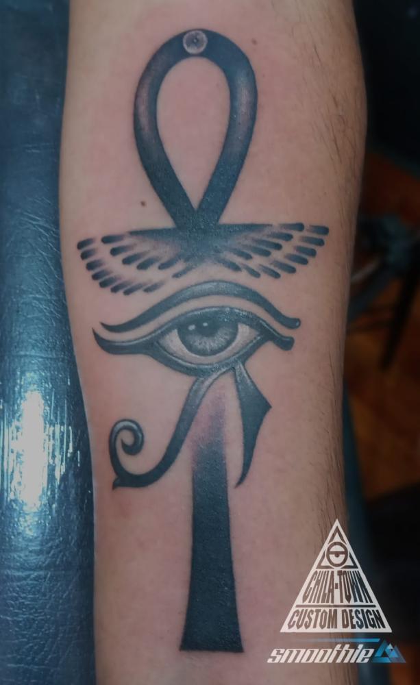 Cruz Egipcia tatuaje realizado por Chilatown Custom Desing