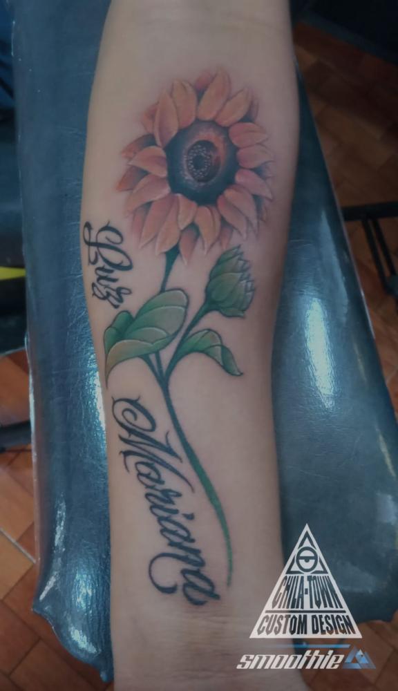 Girasol  tatuaje realizado por Chilatown Custom Desing