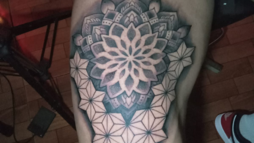 Tatuaje del artista Mexicano Chilatown Custom Desing, Geometría ...