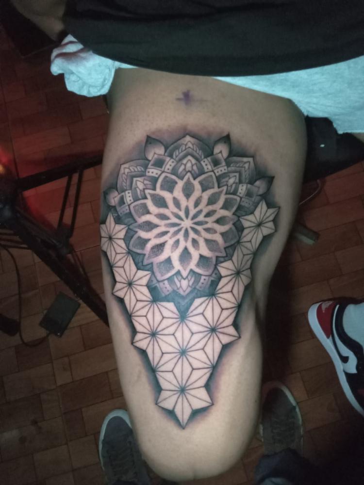 Geometría  tatuaje realizado por Chilatown Custom Desing