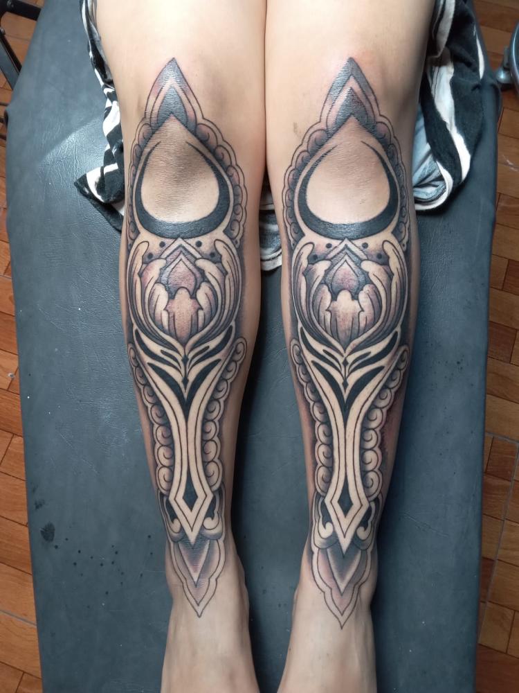 Ornamental  tatuaje realizado por Chilatown Custom Desing