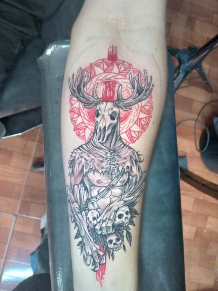 Gothic Leyend tatuaje realizado por Chilatown Custom Desing