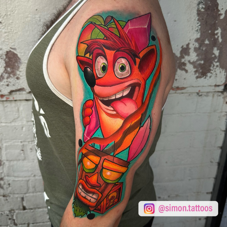 Crash Bandicoot en el brazo tatuaje realizado por Simon Brown