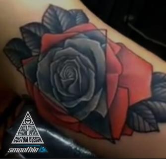 Rosa tatuaje realizado por Chilatown Custom Desing