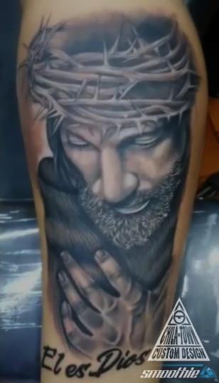 Dios tatuaje realizado por Chilatown Custom Desing