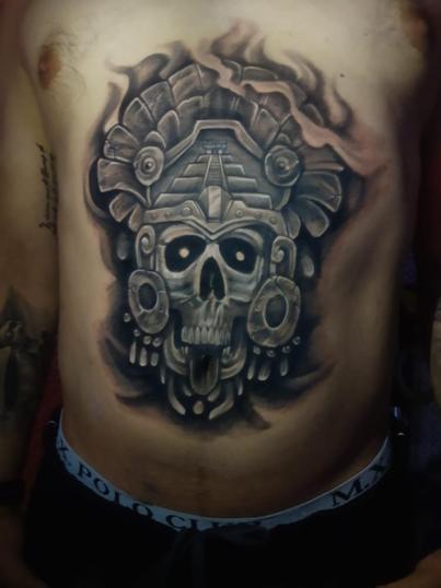 Craneo Prehispánico tatuaje realizado por Chilatown Custom Desing