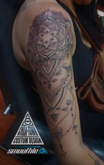 Mandala en hombro  tatuaje realizado por Chilatown Custom Desing