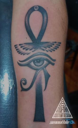 Cruz Egipcia tatuaje realizado por Chilatown Custom Desing
