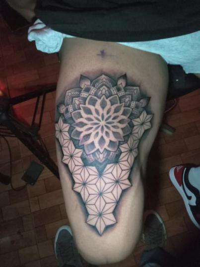 Geometría  tatuaje realizado por Chilatown Custom Desing