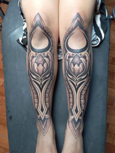 Ornamental  tatuaje realizado por Chilatown Custom Desing