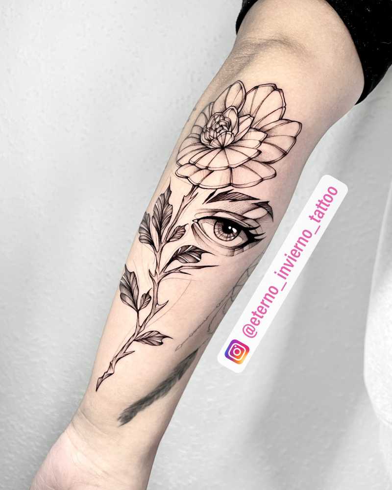 Flor y ojo en sketch tatuaje realizado por Eterno Invierno