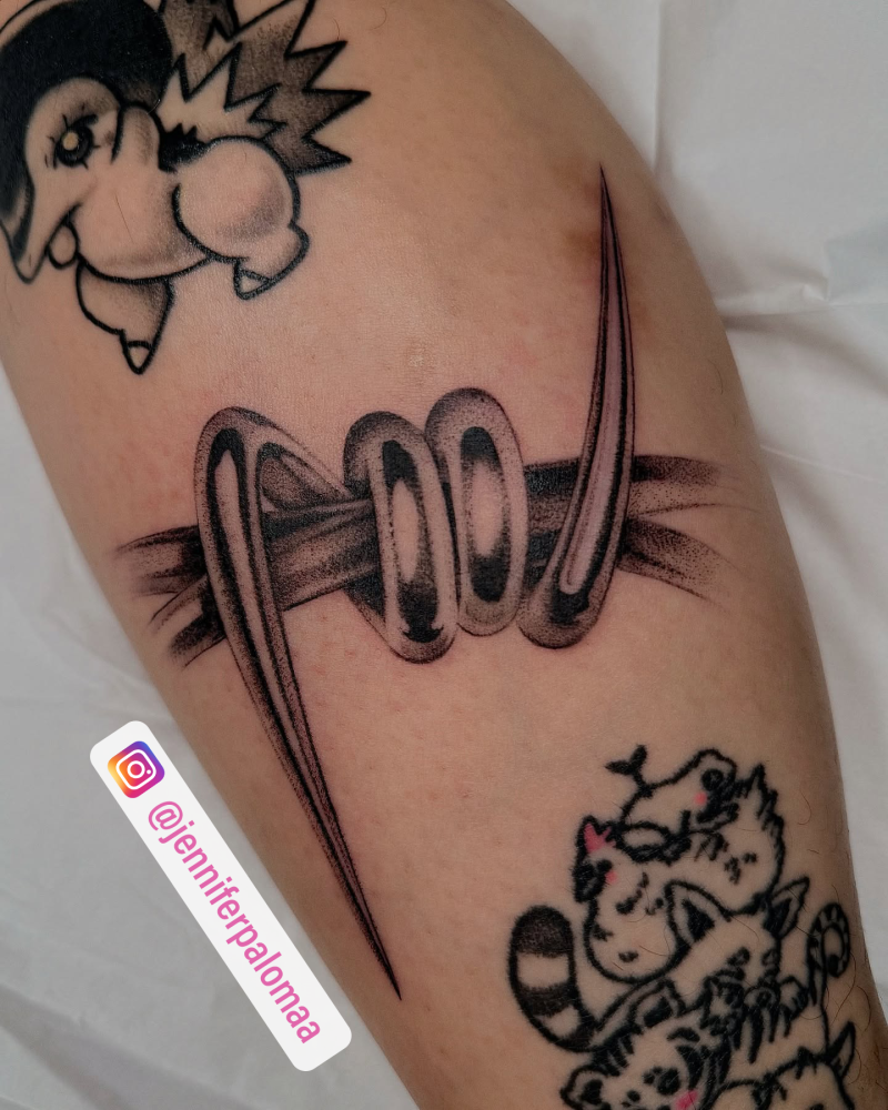 Tatuaje pua de alambre  tatuaje realizado por Jenni Palomaa