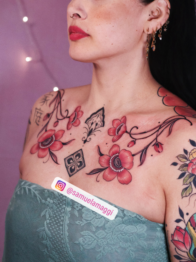 Flores en el pecho neotradicional tatuaje realizado por Samuela Maggi 