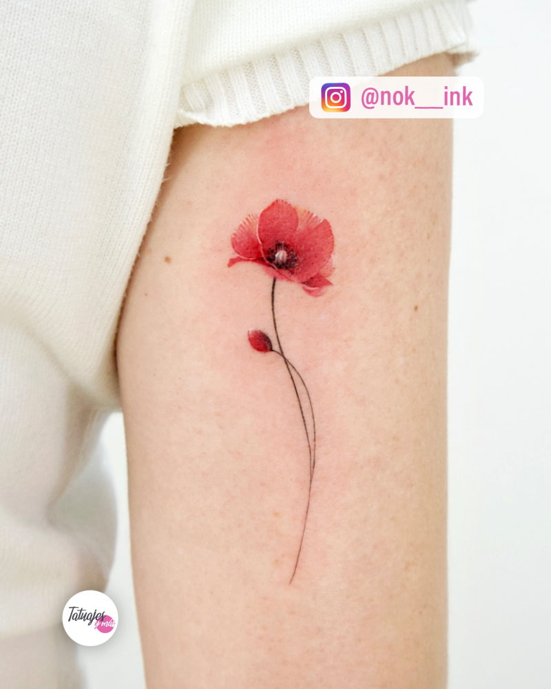 Amapolas en el brazo tatuaje realizado por Nok Ink