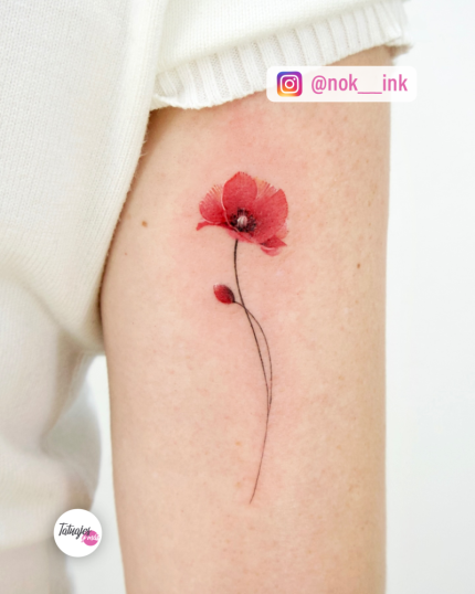 Amapolas en el brazo tatuaje realizado por Nok Ink